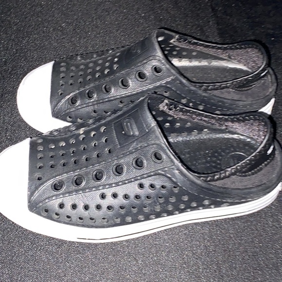 SKECHERS KIDS SIZE 13 BLACK SLIP ON SHOES CLEAN LIKE NEW  EXCELLENT CONDITION - Picture 4 of 11
